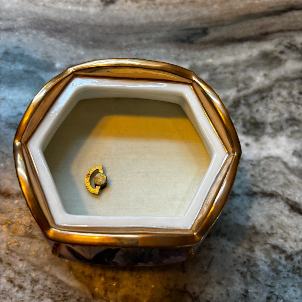 Lena Liu Porcelain Butterfly
working Music Box And Candle Holder - Picture 4 of 9